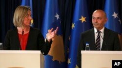 Visoka predstavnica EU Federika Mogerini i premijer Kosova Isa Mustafa na konferenciji za novinare u Prištini