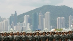 VOA连线(莫雨)：中国驻港部队宣传片展示防暴演练，白宫官员称关注解放军集结