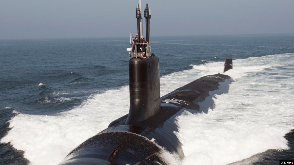资料照片：未来将作为美国海军“南达科他”号(USS South Dakota)服役的弗吉尼亚级攻击核潜艇在大西洋海上试验期间浮出水面。(美国海军照片)
