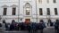Люди, выступающие в поддержку «Международного Мемориала», и журналисты у здания суда во время слушания дела в Верховном суде РФ