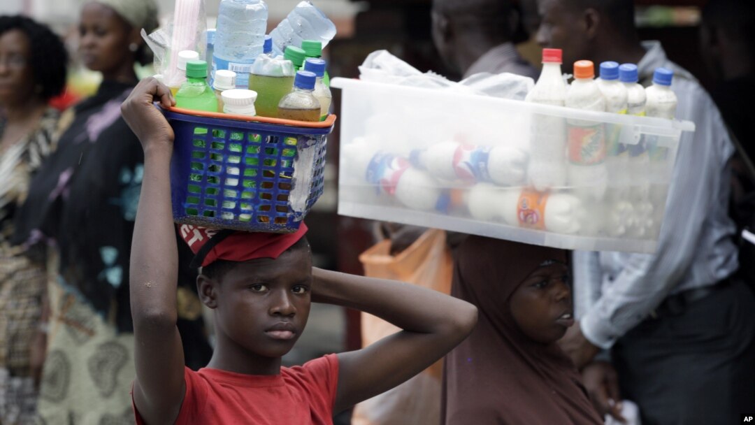 O comércio ambulante é a via por excelência dos adoslecentes nigerianos no seu quotidiano. Esta fotografia retrata uma jovem vendendo água e gasosas na estação de autocarro na cidade de Lagos - Outubro 2012 