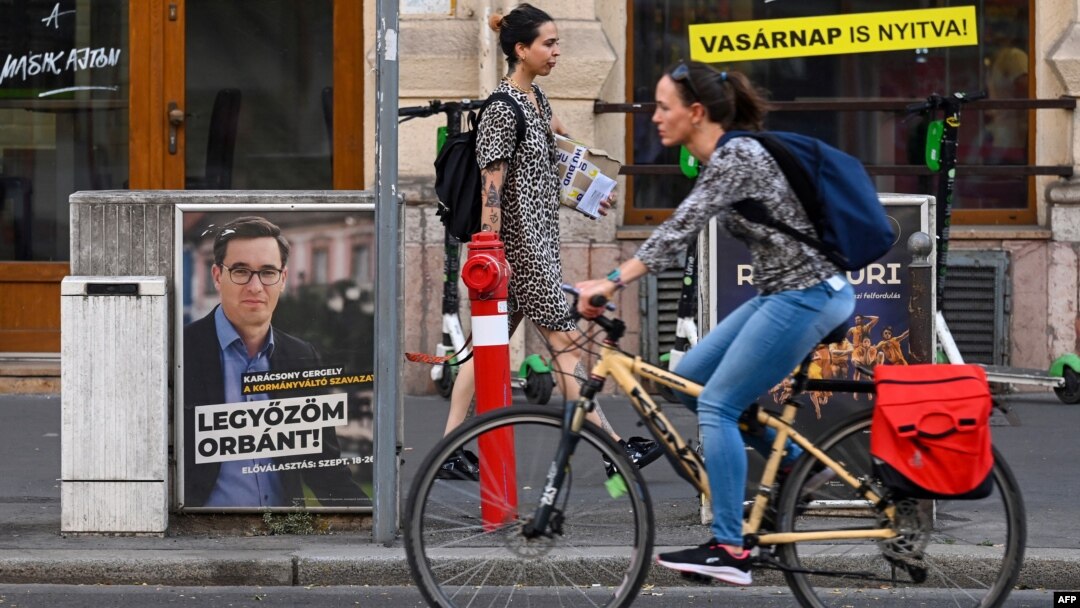 Devojke prolaze pored predizbornog postera na kome je lik gradonačelnika Budimpešte i kandidata za premijera Gergeja Karačonja u Budimpešti, Mađarska, 15. septembra 2021.