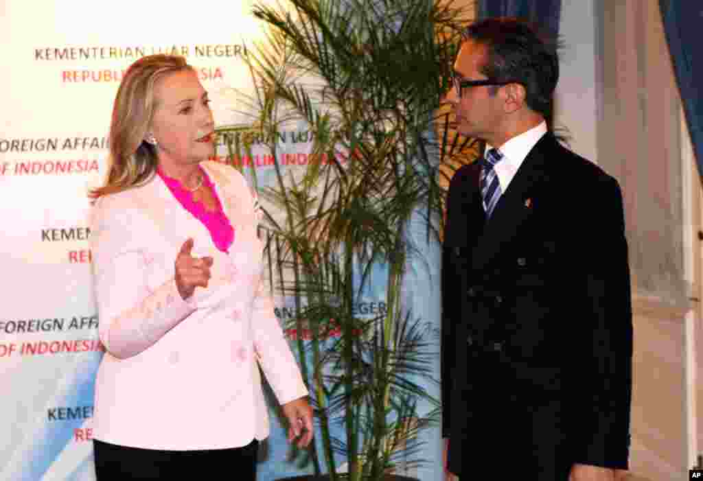 Clinton talks to Indonesian Foreign Minister Marty Natalegawa prior to their meeting in Jakarta, September 3, 2012. 