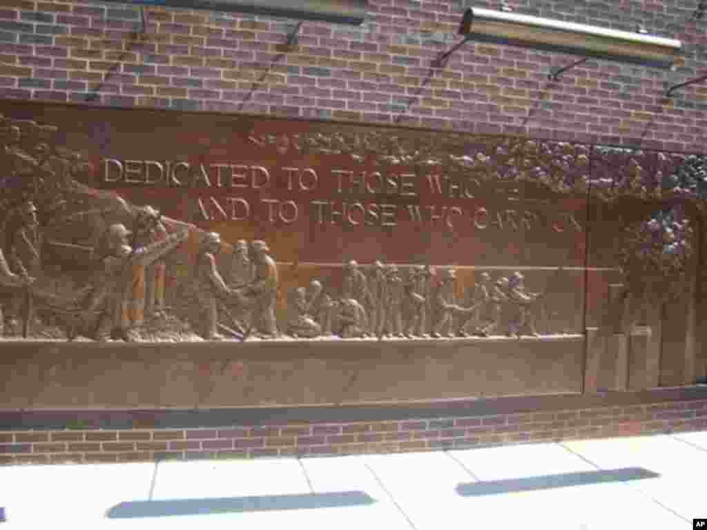 消防队员在9/11救灾的浮雕