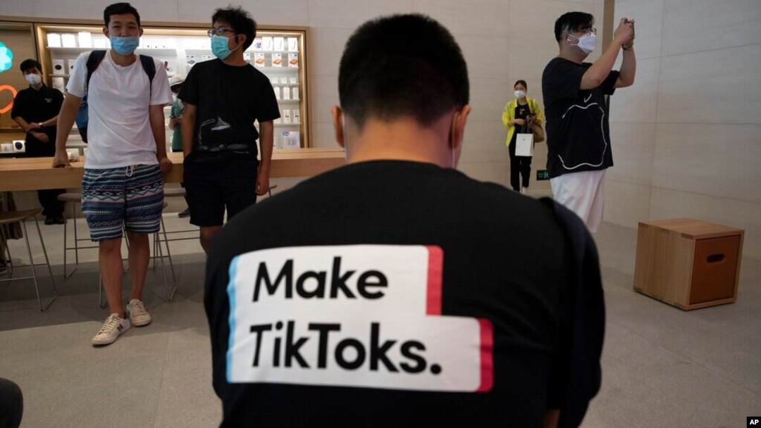 资料照：北京一名男子身穿宣传tiktok的衣服。（2020年7月17日）