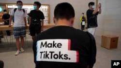Seorang pria mengenakan kaus untuk mempromosikan TikTok di toko Apple di Beijing, China, 17 Juli 2020.