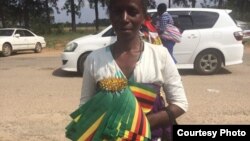 Mumwe mudzimai achitengesa mireza yenyika mumigwagwa yeHarare