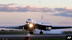 Российский стратегический бомбардировщик Ту-160 ("Белый лебедь")