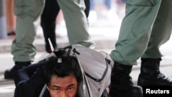 지난 1일 홍콩에서 경찰이 중국의 '홍콩국가보안법'에 반대하는 시위 참가자를 체포하고 있다.