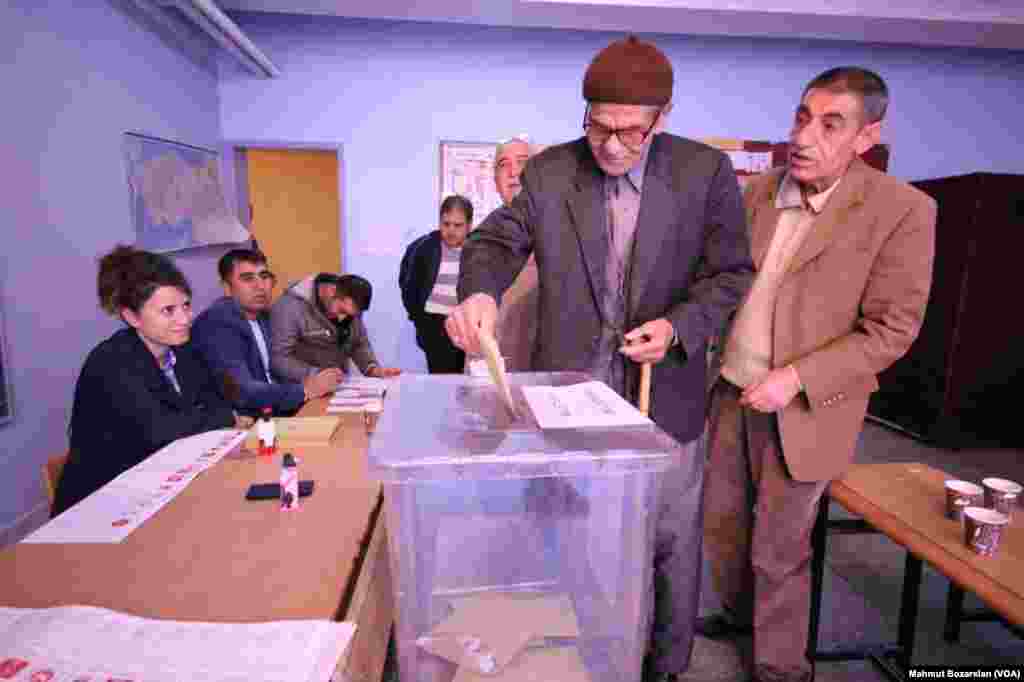 Diyarbakır'ın Sur mahallesinde seçim için sıkı güvenlik önlemleri alındı