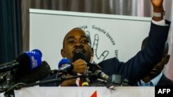 Le président du Mouvement pour le changement démocratique (MDC), Nelson Chamisa, participe au lancement du manifeste de son parti avant les élections législatives du 30 juillet, à Harare, au Zimbabwe, le 7 juin