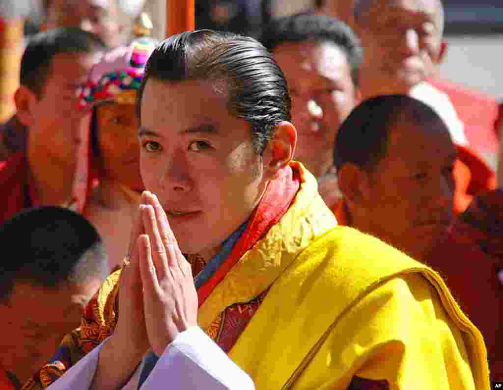 The Fifth Druk Gyalpo proceeding to the Kuenra following his crowning (Photo/VOA - S. Herman)