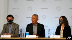 Mantan Presiden AS Barack Obama (tengah) berbicara pada KTT Iklim COP26 di Glasgow, Skotlandia, Senin (8/11).