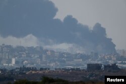 Asap mengepul di Gaza menyusul serangan Israel, setelah gencatan senjata sementara antara Israel dan Hamas berakhir, seperti yang terlihat dari Israel selatan, 1 Desember 2023. (Foto: Reuters)