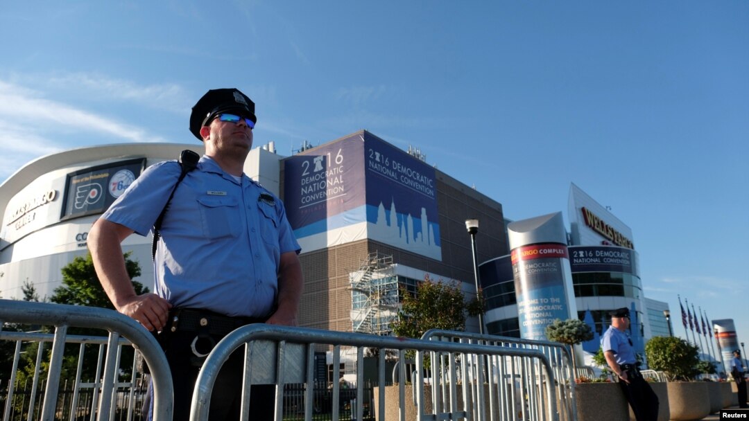 Seorang polisi berjaga-jaga di luar Wells Fargo Center, tempat berlangsungnya Konvensi Nasional Partai Demokrat 2016 di Philadelphia, Pennsylvania (24/7). (Reuters/Bryan Woolston)
