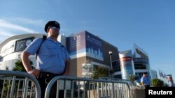 Seorang polisi berjaga-jaga di luar Wells Fargo Center, tempat berlangsungnya Konvensi Nasional Partai Demokrat 2016 di Philadelphia, Pennsylvania (24/7). (Reuters/Bryan Woolston)