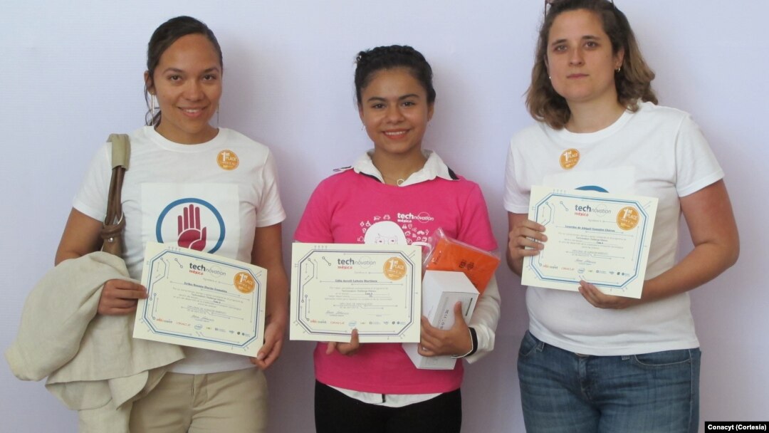 Lilia Araceli Lobato Martínez (centro), estudiante de tercero de preparatoria, se alzó con el primer lugar de la final regional en Guadalajara de Technovation Challenge, concurso a nivel mundial que busca promover la inclusión de niñas a la programación, ciencia y tecnología. [Foto:Agencia Informativa Conacyt]