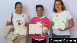 Lilia Araceli Lobato Martínez (centro), estudiante de tercero de preparatoria, se alzó con el primer lugar de la final regional en Guadalajara de Technovation Challenge, concurso a nivel mundial que busca promover la inclusión de niñas a la programación, ciencia y tecnología. [Foto:Agencia Informativa Conacyt]