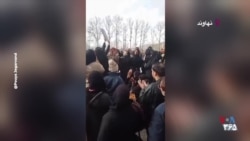 مراسم چهلم بهنام درویشی در نهاوند، همراه با دست زدن و تشویق او
