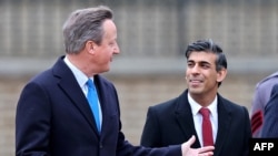 英国首相苏纳克（Rishi Sunak，右）任命英中关系“黄金时代”推手、前首相卡梅伦（David Cameron）出任外相。（法新社资料图）