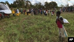 Seorang anak laki-laki memperhatikan pembagian bantuan di Desa Bopira, Mozambik, 6 April 2019. 