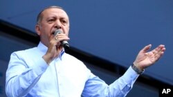 Turkey's President Recep Tayyip Erdogan, addresses supporters of his ruling Justice and Development Party (AKP) during a rally in Nigde, June 11, 2018. Turkey holds presidential and parliamentary elections on June 24, 2018. 