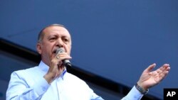 Shugaban TurkiyyaRecep Tayyip Erdogan wajen fafutikar neman kuri'a a zaben da za'a yi wannan watan