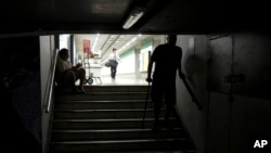 Un pasajero camina en una estación afectada por un corte de energía en Buenos Aires, Argentina, el miércoles 5 de marzo de 2025. 