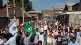 تظاهرات مسلمانان کشمیری بعد از نماز عید قربان علیه دولت هندوستان در سریناگار. هند اختیارات دولت کشمیر را کاهش داده و پاکستان نگران است که دهلی به زودی کشمیر را رسما به خاک خود ضمیمه کند.&nbsp;