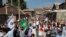 تظاهرات مسلمانان کشمیری بعد از نماز عید قربان علیه دولت هندوستان در سریناگار. هند اختیارات دولت کشمیر را کاهش داده و پاکستان نگران است که دهلی به زودی کشمیر را رسما به خاک خود ضمیمه کند. 