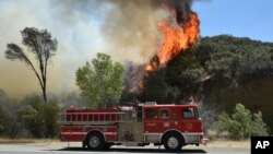 Las llamas se elevan cerca de Clearlake, California, donde miles han sido evacuados.