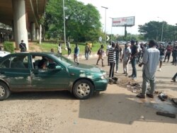 Protesters at Berger junction in Abuja prevent vehicles from passing through, Oct. 14, 2020. (Timothy Obiezu/VOA)