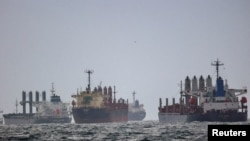 کشتی‌های حامل غلات اوکراین در انتظار برای بازرسی در لنگرگاه جنوبی تنگه بسفر در استانبول. ۱۱ دسامبر ۲۰۲۲. رویترز 