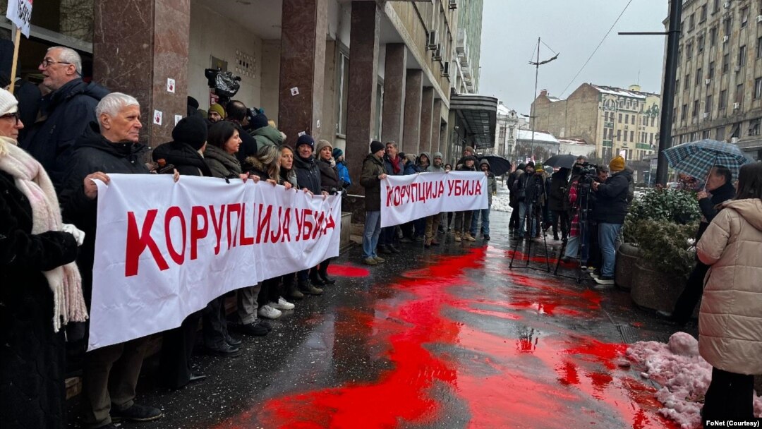 Aktivisti inicijative "Most ostaje" prolili su crvenu farbu pred početak zasedanja Skupštine Beograda (foto: FoNet)