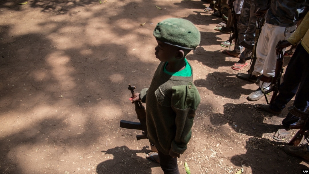 Umwana wo muri Sudani ari mu batwawe mu bikorwa vya gisirikare atarakwiza imyaka.