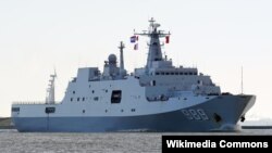 071型两栖登陆舰 (维基共享)