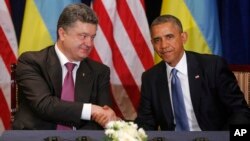 U.S. President Barack Obama, right, shakes hands with Ukraine president-elect Petro Poroshenko in Warsaw, Poland, June 4, 2014.
