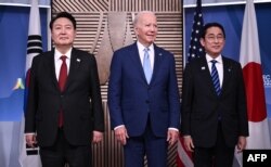 Presiden AS Joe Biden, Presiden Korea Selatan Yoon Suk Yeol (kiri), dan Perdana Menteri Jepang Fumio Kishida (kanan) berfoto menjelang pertemuan trilateral di Pekan Pemimpin Kerja Sama Ekonomi Asia-Pasifik (APEC) di San Francisco, California. (Foto: AFP)