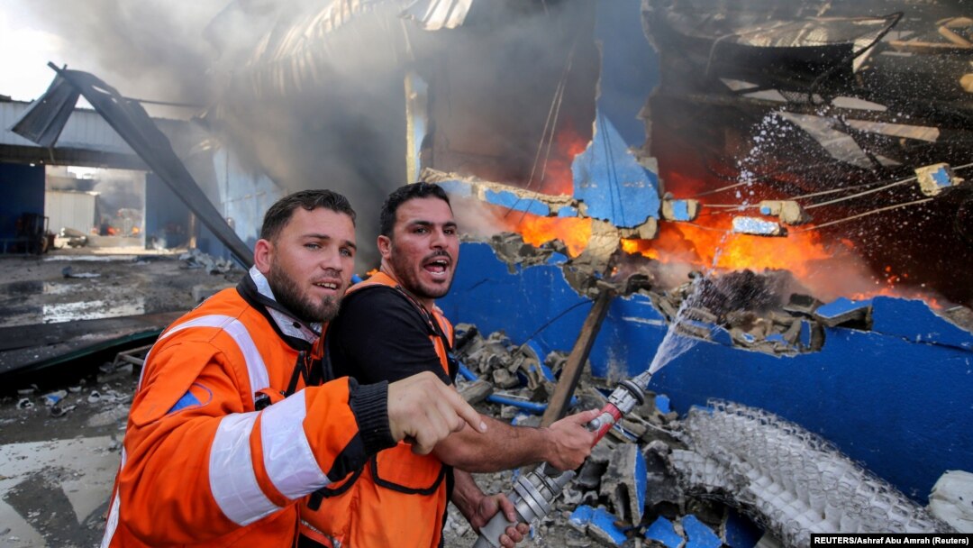 Palestinski vatrogasci na području Gaze gase požar u fabrici sunđera (Foto: REUTERS/Ashraf Abu Amrah)