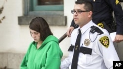 Miranda Barbour es ecoltada de la prisión de Sunbury, donde confesó a un periódico que ha matado a 22 personas, aunque al llegar a esa cifra, dejó de contar.