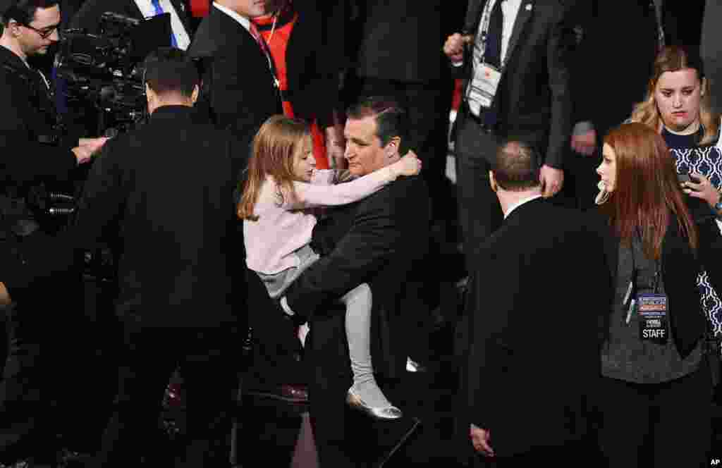 Candidato presidencial republicano, Senador Ted Cruz, do Texas, e sua filha depois do debate na rede Fox, no Coliseu de Charleston do norte, Janeiro, 2016.