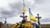 La tumba del soldado ucraniano Andrii Kozyr, que fue enterrado nuevamente el día anterior, en la aldea de Hroza, cerca de Kharkiv, Ucrania, el viernes 6 de octubre de 2023.