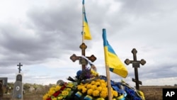 2023年10月6日看到的烏克蘭軍人安德烈·科茲爾（Andriy Kozyr）在哈爾科夫州赫羅扎村的墓地。在他於10月4日被重新安裝的一天之後，為他舉行守靈儀式的當地咖啡館遭到俄羅斯導彈襲擊，有50多人喪生。