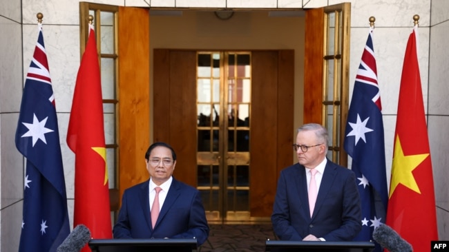 Thủ tướng Việt Nam Phạm Minh Chính và Thủ tướng Australia Anthony Albanese hôm 7/3/2024. (Photo by DAVID GRAY / AFP)