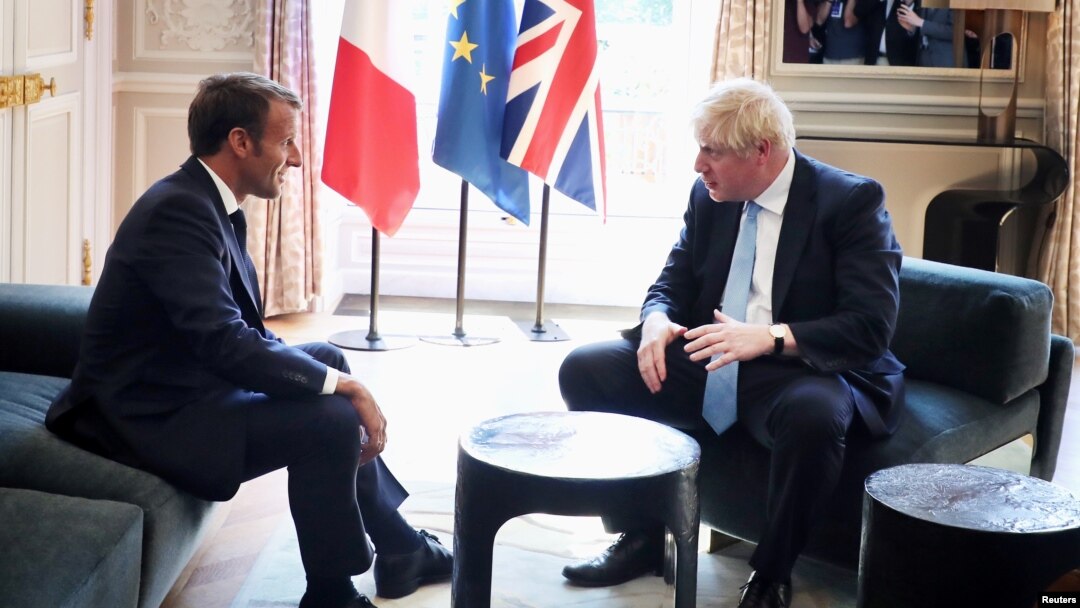 Presiden Perancis Emmanuel Macron (kiri) menerima Perdana Menteri Inggris Boris Johnson di Istana Elysee, Paris hari Kamis (22/8). 