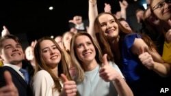 Премьер-министр Эстонии Кая Каллас (в центре) в окружении группы сторонников