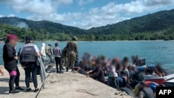 Esta fotografía sin fecha publicada por el Servicio Nacional de Fronteras de Panamá (Senafront) muestra a miembros del Ejército rescatando a 150 migrantes que estaban siendo trasladados en embarcaciones en Cartí, Panamá