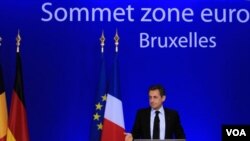 Presiden Perancis Nicolas Sarkozy memberikan keterangan seusai pertemuan Zona Euro di Brussels, Kamis (27/10).