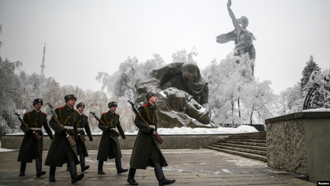 Para anggota Pasukan Kehormatan Rusia berjalan di sekitar patung "Motherland Calls" di Volgograd, Rusia (31/12).