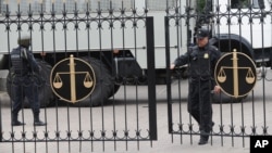 Polisi Rusia mengamankan gedung pengadilan di Rostov-on-Don saat sidang pengadilan terhadap aktivis 'jaringan teroris' bawah tanah (foto: dok). 